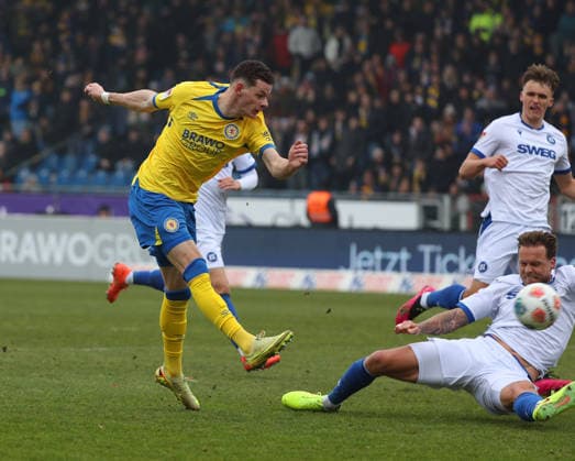 Braunschweig vs. Karlsruhe, 2. BL Braunschweig, 31.01.2026, Fußball, Herren, 2. BL, Saison 2025 2026, Eintracht Braunschweig vs. Karlsruher SC: Erencan Yardimici (Eintracht Braunschweig), Marcel Franke (KSC) (DFL DFB REGULATIONS PROHIBIT ANY USE OF PHOTOGRAPHS as IMAGE SEQUENCES and or QUASI-VIDEO) Stadion an der Hamburger Straße Niedersachsen Deutschland