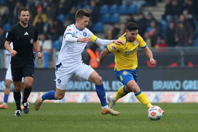 Braunschweig vs. Karlsruhe, 2. BL Braunschweig, 31.01.2026, Fußball, Herren, 2. BL, Saison 2025 2026, Eintracht Braunschweig vs. Karlsruher SC: Marvin Wanitzek (KSC), Robin Heußer (Eintracht Braunschweig) (DFL DFB REGULATIONS PROHIBIT ANY USE OF PHOTOGRAPHS as IMAGE SEQUENCES and or QUASI-VIDEO) Stadion an der Hamburger Straße Niedersachsen Deutschland