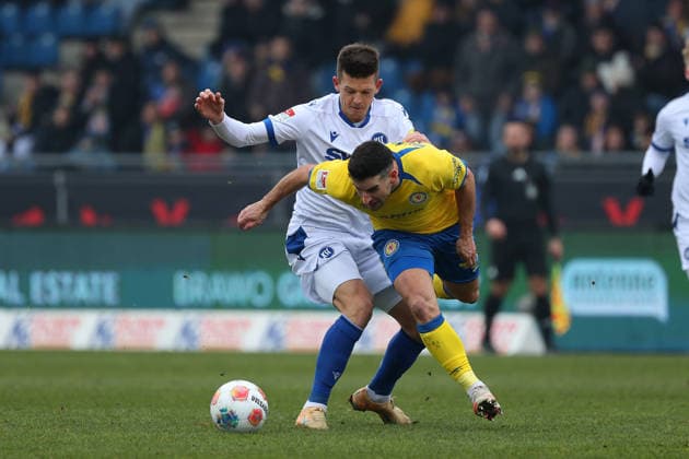 Braunschweig vs. Karlsruhe, 2. BL Braunschweig, 31.01.2026, Fußball, Herren, 2. BL, Saison 2025 2026, Eintracht Braunschweig vs. Karlsruher SC: Marvin Wanitzek (KSC), Robin Heußer (Eintracht Braunschweig) (DFL DFB REGULATIONS PROHIBIT ANY USE OF PHOTOGRAPHS as IMAGE SEQUENCES and or QUASI-VIDEO) Stadion an der Hamburger Straße Niedersachsen Deutschland