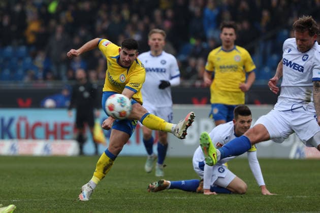 Braunschweig vs. Karlsruhe, 2. BL Braunschweig, 31.01.2026, Fußball, Herren, 2. BL, Saison 2025 2026, Eintracht Braunschweig vs. Karlsruher SC: Robin Heußer (Eintracht Braunschweig), Marcel Franke (KSC) (DFL DFB REGULATIONS PROHIBIT ANY USE OF PHOTOGRAPHS as IMAGE SEQUENCES and or QUASI-VIDEO) Stadion an der Hamburger Straße Niedersachsen Deutschland