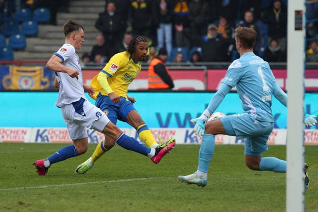 Braunschweig vs. Karlsruhe, 2. BL Braunschweig, 31.01.2026, Fußball, Herren, 2. BL, Saison 2025 2026, Eintracht Braunschweig vs. Karlsruher SC: Paul Scholl (KSC), Sidi SanÃ (Eintracht Braunschweig), Torwart Hans Christian Bernat (KSC) (DFL DFB REGULATIONS PROHIBIT ANY USE OF PHOTOGRAPHS as IMAGE SEQUENCES and or QUASI-VIDEO) Stadion an der Hamburger Straße Niedersachsen Deutschland