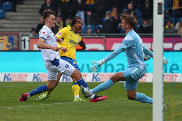 Braunschweig vs. Karlsruhe, 2. BL Braunschweig, 31.01.2026, Fußball, Herren, 2. BL, Saison 2025 2026, Eintracht Braunschweig vs. Karlsruher SC: Paul Scholl (KSC), Sidi SanÃ (Eintracht Braunschweig), Torwart Hans Christian Bernat (KSC) (DFL DFB REGULATIONS PROHIBIT ANY USE OF PHOTOGRAPHS as IMAGE SEQUENCES and or QUASI-VIDEO) Stadion an der Hamburger Straße Niedersachsen Deutschland