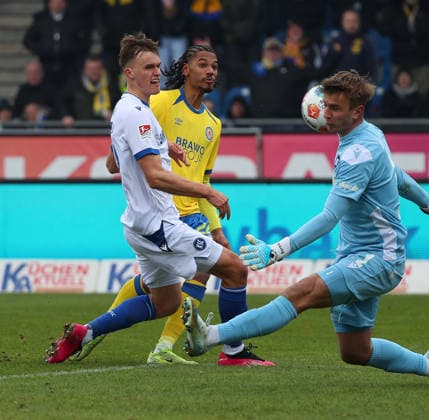 Braunschweig vs. Karlsruhe, 2. BL Braunschweig, 31.01.2026, Fußball, Herren, 2. BL, Saison 2025 2026, Eintracht Braunschweig vs. Karlsruher SC: Paul Scholl (KSC), Sidi SanÃ (Eintracht Braunschweig), Torwart Hans Christian Bernat (KSC) (DFL DFB REGULATIONS PROHIBIT ANY USE OF PHOTOGRAPHS as IMAGE SEQUENCES and or QUASI-VIDEO) Stadion an der Hamburger Straße Niedersachsen Deutschland