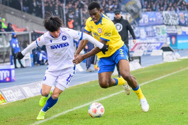 In the picture, from left: Shio Fukuda (Karlsruher SC), Patrick Nkoa (BTSV, 03), Action, duels, fighting for the ball, GER, Braunschweig, Eintracht Braunschweig gegen Karlsruher SC, 2. Bundesliga, soccer, DFB, 2025 2026 season, Eintracht Stadion, match day, DFB DFL REGULATIONS PROHIBIT ANY USE OF PHOTOGRAPHS AS IMAGE SEQUENCES AND OR QUASI-VIDEO, 31.01.2026,