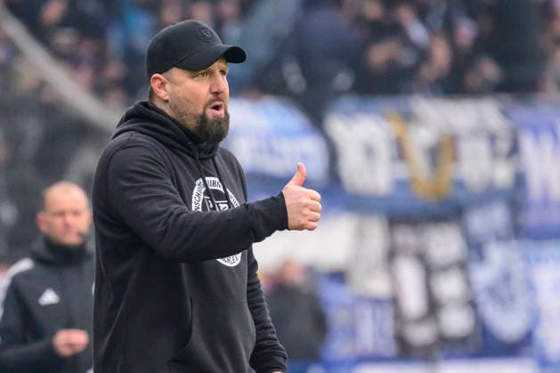 In the picture, from left: Heiner Backhaus (BTSV, Trainer), sign. GER, Braunschweig, Eintracht Braunschweig gegen Karlsruher SC, 2. Bundesliga, soccer, DFB, 2025 2026 season, Eintracht Stadion, match day, DFB DFL REGULATIONS PROHIBIT ANY USE OF PHOTOGRAPHS AS IMAGE SEQUENCES AND OR QUASI-VIDEO, 31.01.2026,