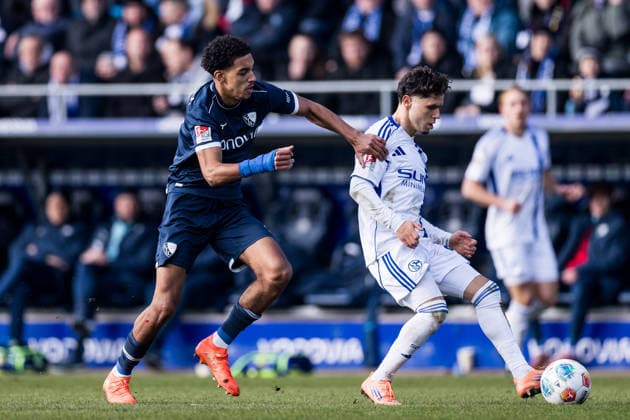 2. Fussball Bundesliga, VfL Bochum - FC Schalke 04; 31.01.2026 Zweikampf Francis Onyeka (VfL Bochum, 21), Soufiane El-Faouzi (Schalke 04, 23) 2. Fussball Bundesliga, VfL Bochum - FC Schalke 04, Bochum, VONONVIA Ruhrstadion, 31.01.2026 DFL REGULATIONS PROHIBIT ANY USE OF PHOTOGRAPHS AS IMAGE SEQUENCES AND OR QUASI-VIDEO.