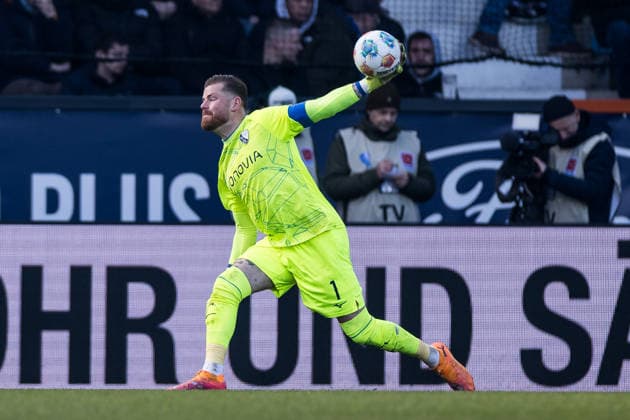 2. Fussball Bundesliga, VfL Bochum - FC Schalke 04; 31.01.2026 Timo Horn (VfL Bochum, 1) mit Ball 2. Fussball Bundesliga, VfL Bochum - FC Schalke 04, Bochum, VONONVIA Ruhrstadion, 31.01.2026 DFL REGULATIONS PROHIBIT ANY USE OF PHOTOGRAPHS AS IMAGE SEQUENCES AND OR QUASI-VIDEO.
