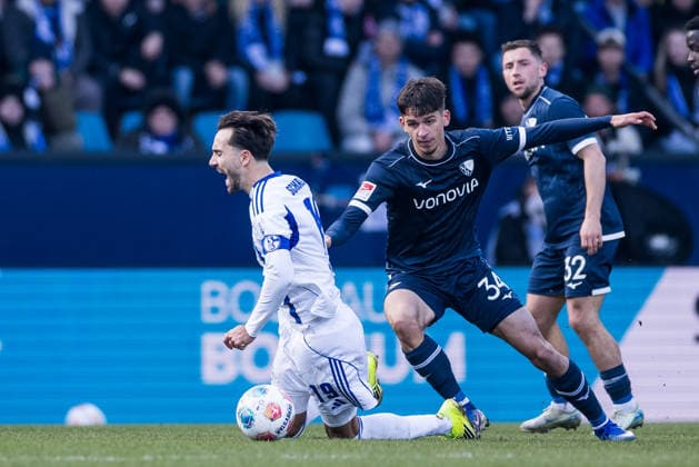 2. Fussball Bundesliga, VfL Bochum - FC Schalke 04; 31.01.2026 Zweikampf Kenan Karaman (Schalke 04, 19), Cajetan Lenz (VfL Bochum, 34) 2. Fussball Bundesliga, VfL Bochum - FC Schalke 04, Bochum, VONONVIA Ruhrstadion, 31.01.2026 DFL REGULATIONS PROHIBIT ANY USE OF PHOTOGRAPHS AS IMAGE SEQUENCES AND OR QUASI-VIDEO.