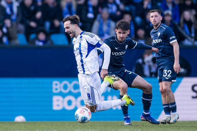 2. Fussball Bundesliga, VfL Bochum - FC Schalke 04; 31.01.2026 Zweikampf Kenan Karaman (Schalke 04, 19), Cajetan Lenz (VfL Bochum, 34) 2. Fussball Bundesliga, VfL Bochum - FC Schalke 04, Bochum, VONONVIA Ruhrstadion, 31.01.2026 DFL REGULATIONS PROHIBIT ANY USE OF PHOTOGRAPHS AS IMAGE SEQUENCES AND OR QUASI-VIDEO.