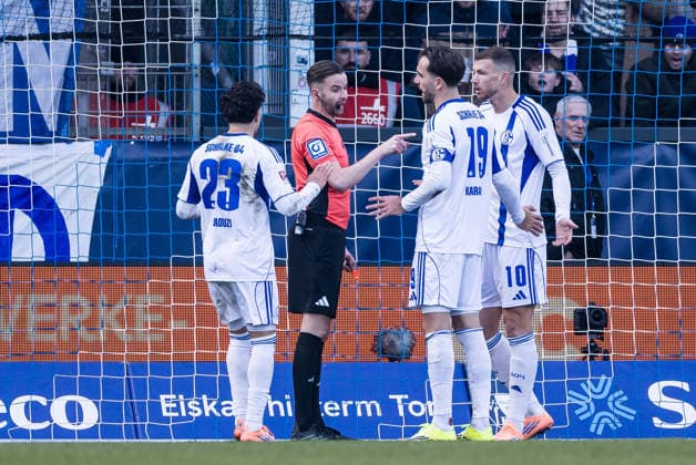 2. Fussball Bundesliga, VfL Bochum - FC Schalke 04; 31.01.2026 Schiedsrichter Michael Bacher erklärt Kenan Karaman (Schalke 04, 19) warum das Tor nicht gegeben wurde 2. Fussball Bundesliga, VfL Bochum - FC Schalke 04, Bochum, VONONVIA Ruhrstadion, 31.01.2026 DFL REGULATIONS PROHIBIT ANY USE OF PHOTOGRAPHS AS IMAGE SEQUENCES AND OR QUASI-VIDEO.