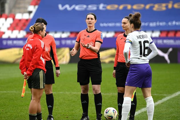 Schiedsrichterin Naemi Breier Google Pixel Frauen Bundesliga SGS Essen Union Berlin 31.01.2026 Schiedsrichterin Naemi Breier bei der Seitenwahl, Google Pixel Frauen Bundesliga, 16. Spieltag, SGS Essen gegen Union Berlin am 31. Januar 2026 im Stadion an der Hafenstraße, Essen.