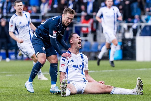 2. Fussball Bundesliga, VfL Bochum - FC Schalke 04; 31.01.2026 Zweikampf Felix Passlack (VfL Bochum, 15), Nikola Katic (FC Schalke 04, 25) - Katic jubelnd auf dem Boden nach erfolgreicher Abwehr 2. Fussball Bundesliga, VfL Bochum - FC Schalke 04, Bochum, VONONVIA Ruhrstadion, 31.01.2026 DFL REGULATIONS PROHIBIT ANY USE OF PHOTOGRAPHS AS IMAGE SEQUENCES AND OR QUASI-VIDEO.