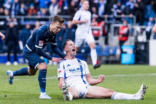 2. Fussball Bundesliga, VfL Bochum - FC Schalke 04; 31.01.2026 Zweikampf Felix Passlack (VfL Bochum, 15), Nikola Katic (FC Schalke 04, 25) - Katic jubelnd auf dem Boden nach erfolgreicher Abwehr 2. Fussball Bundesliga, VfL Bochum - FC Schalke 04, Bochum, VONONVIA Ruhrstadion, 31.01.2026 DFL REGULATIONS PROHIBIT ANY USE OF PHOTOGRAPHS AS IMAGE SEQUENCES AND OR QUASI-VIDEO.