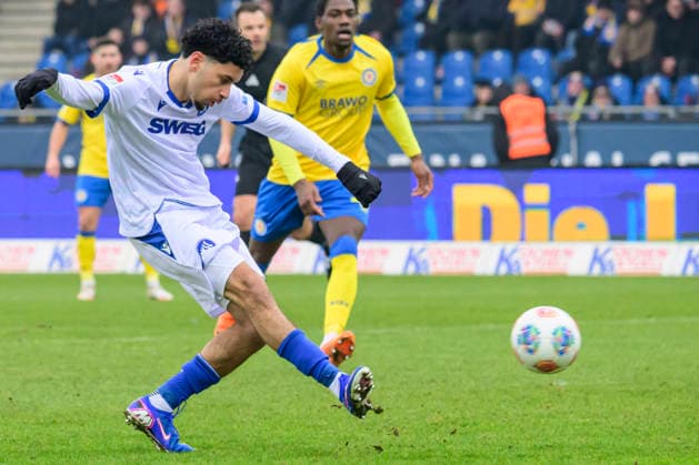 In the picture, from left: Eymen Laghrissi KSC, GER, Braunschweig, Eintracht Braunschweig gegen Karlsruher SC, 2. Bundesliga, soccer, DFB, 2025 2026 season, Eintracht Stadion, match day, DFB DFL REGULATIONS PROHIBIT ANY USE OF PHOTOGRAPHS AS IMAGE SEQUENCES AND OR QUASI-VIDEO, 31.01.2026,