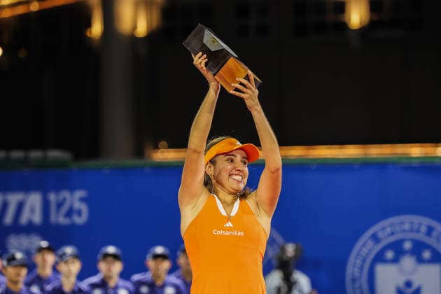 (260131) -- MANILA, Jan. 31, 2026 -- Camila Osorio of Colombia raises the champion s trophy during the awarding ceremony for the women s singles at the WTA, Tennis Damen Philippine Women s Open in Manila, the Philippines, Jan. 31, 2026. ) (SP)PHILIPPINES-MANILA-TENNIS-WTA PHILIPPINE WOMEN S OPEN ROUELLExUMALI 