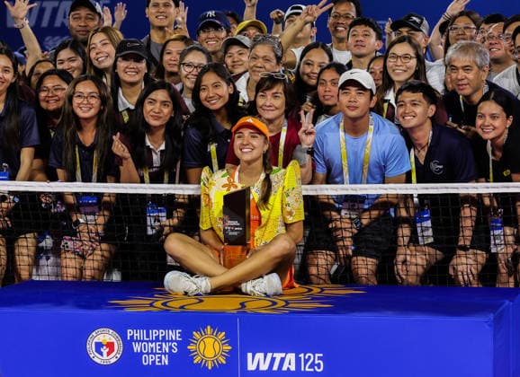 (260131) -- MANILA, Jan. 31, 2026 -- Camila Osorio (front) of Colombia poses for a photo with the tournament staff during the awarding ceremony for the women s singles at the WTA, Tennis Damen Philippine Women s Open in Manila, the Philippines, Jan. 31, 2026. ) (SP)PHILIPPINES-MANILA-TENNIS-WTA PHILIPPINE WOMEN S OPEN ROUELLExUMALI 