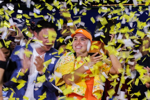 (260131) -- MANILA, Jan. 31, 2026 -- Camila Osorio of Colombia holds the champion s trophy during the awarding ceremony for the women s singles at the WTA, Tennis Damen Philippine Women s Open in Manila, the Philippines, Jan. 31, 2026. ) (SP)PHILIPPINES-MANILA-TENNIS-WTA PHILIPPINE WOMEN S OPEN ROUELLExUMALI 