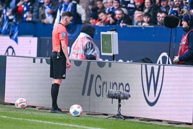 31.01.2026, Fussball, 2. Bundesliga, Saison 2025 2026, 20. Spieltag, VfL Bochum - FC Schalke 04, Videobeweis der Schiedsrichter schaut sich die Szene an, xRHR-FOTO YYx