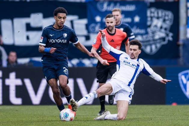2. Fussball Bundesliga, VfL Bochum - FC Schalke 04; 31.01.2026 Zweikampf Francis Onyeka (VfL Bochum, 21), Dejan Ljubicic (FC Schalke 04, 21) 2. Fussball Bundesliga, VfL Bochum - FC Schalke 04, Bochum, VONONVIA Ruhrstadion, 31.01.2026 DFL REGULATIONS PROHIBIT ANY USE OF PHOTOGRAPHS AS IMAGE SEQUENCES AND OR QUASI-VIDEO.