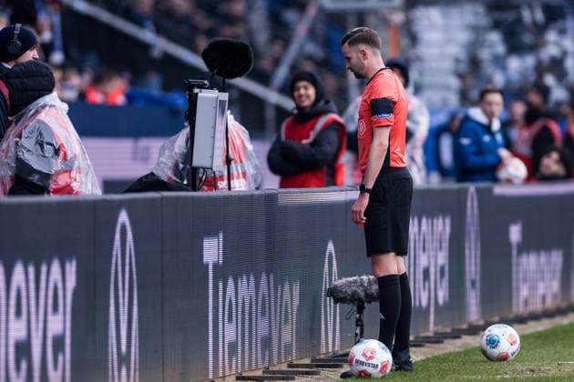 2. Fussball Bundesliga, VfL Bochum - FC Schalke 04; 31.01.2026 Schiedsrichter Michael Bacher am Videobeweis 2. Fussball Bundesliga, VfL Bochum - FC Schalke 04, Bochum, VONONVIA Ruhrstadion, 31.01.2026 DFL REGULATIONS PROHIBIT ANY USE OF PHOTOGRAPHS AS IMAGE SEQUENCES AND OR QUASI-VIDEO.
