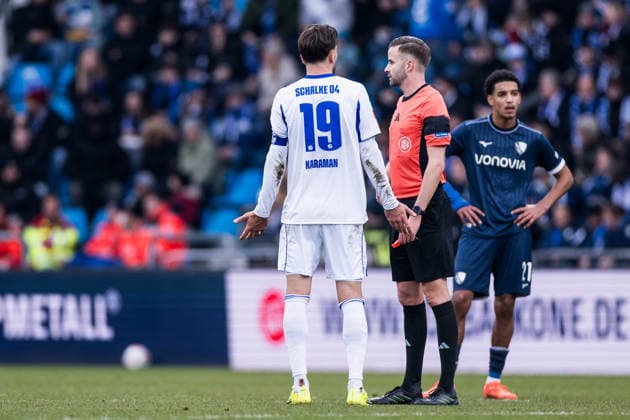 2. Fussball Bundesliga, VfL Bochum - FC Schalke 04; 31.01.2026 Schiedsrichter Michael Bacher, ein fragender Kenan Karaman (Schalke 04, 19) daneben 2. Fussball Bundesliga, VfL Bochum - FC Schalke 04, Bochum, VONONVIA Ruhrstadion, 31.01.2026 DFL REGULATIONS PROHIBIT ANY USE OF PHOTOGRAPHS AS IMAGE SEQUENCES AND OR QUASI-VIDEO.