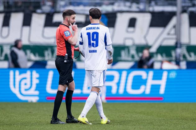 2. Fussball Bundesliga, VfL Bochum - FC Schalke 04; 31.01.2026 Schiedsrichter Michael Bacher erklärt das Ergebnis des Videobeweis - Kein Tor für FC Schalke 04 2. Fussball Bundesliga, VfL Bochum - FC Schalke 04, Bochum, VONONVIA Ruhrstadion, 31.01.2026 DFL REGULATIONS PROHIBIT ANY USE OF PHOTOGRAPHS AS IMAGE SEQUENCES AND OR QUASI-VIDEO.