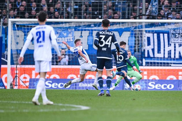 31.01.2026, Fussball, 2. Bundesliga, Saison 2025 2026, 20. Spieltag, VfL Bochum - FC Schalke 04, Nikola Katic (FC Schalke 04) verhindert den Torschuss von Felix Passlack (VfL Bochum 1848) xRHR-FOTO YYx