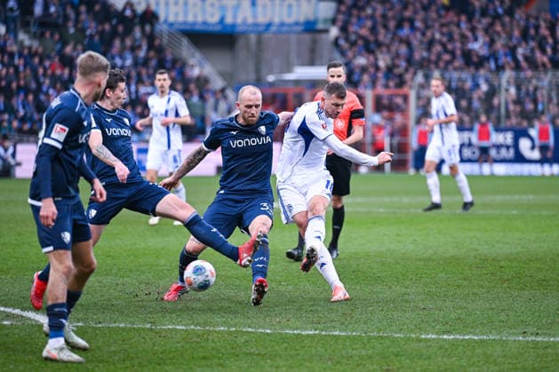 31.01.2026, Fussball, 2. Bundesliga, Saison 2025 2026, 20. Spieltag, VfL Bochum - FC Schalke 04, Philipp Hofmann (VfL Bochum 1848), Edin Dzeko (FC Schalke 04) xRHR-FOTO YYx
