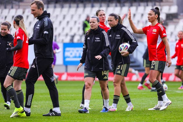 260131 SGS ESSEN VS FC UNION BERLIN Hannah Eurlings (14) of Union Berlin and Amber Tysiak (26) of Union Berlin pictured during the warm up before a female soccer game between SGS Essen and FC Union Berlin on the 16 th matchday of the 2025-2026 season of the Google Pixel Frauen Bundesliga , on Saturday 31 January 2026 in Essen , Germany . PHOTO SPORTPIX Sevil Oktem Essen Stadion an der Hafenstraße Germany  Copyright: xSportpix.bex xSevilxOktemxSevilxOktemx
