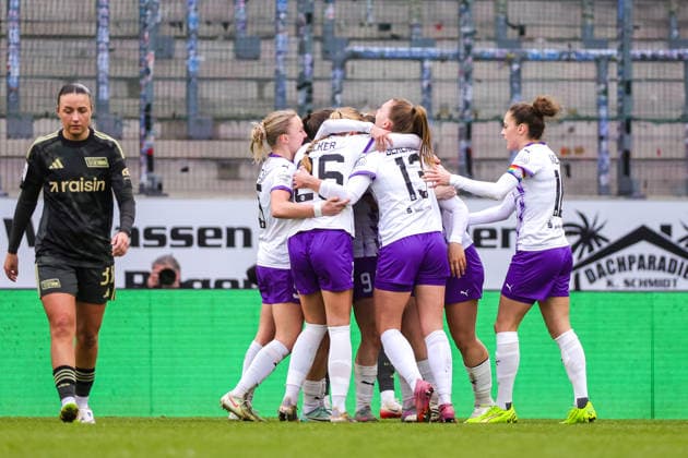 260131 SGS ESSEN VS FC UNION BERLIN Essen players celebrating the goal of Paulina Platner (25) of SGS Essen (1-0) during a female soccer game between SGS Essen and FC Union Berlin on the 16 th matchday of the 2025-2026 season of the Google Pixel Frauen Bundesliga , on Saturday 31 January 2026 in Essen , Germany . PHOTO SPORTPIX Sevil Oktem Essen Stadion an der Hafenstraße Germany  Copyright: xSportpix.bex xSevilxOktemxSevilxOktemx