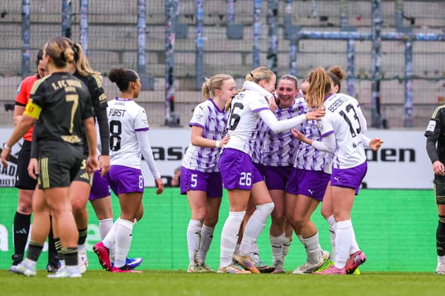 260131 SGS ESSEN VS FC UNION BERLIN Essen players celebrating the goal of Paulina Platner (25) of SGS Essen (1-0) during a female soccer game between SGS Essen and FC Union Berlin on the 16 th matchday of the 2025-2026 season of the Google Pixel Frauen Bundesliga , on Saturday 31 January 2026 in Essen , Germany . PHOTO SPORTPIX Sevil Oktem Essen Stadion an der Hafenstraße Germany  Copyright: xSportpix.bex xSevilxOktemxSevilxOktemx