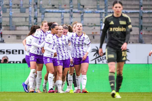 260131 SGS ESSEN VS FC UNION BERLIN Essen players celebrating the goal of Paulina Platner (25) of SGS Essen (1-0) during a female soccer game between SGS Essen and FC Union Berlin on the 16 th matchday of the 2025-2026 season of the Google Pixel Frauen Bundesliga , on Saturday 31 January 2026 in Essen , Germany . PHOTO SPORTPIX Sevil Oktem Essen Stadion an der Hafenstraße Germany  Copyright: xSportpix.bex xSevilxOktemxSevilxOktemx
