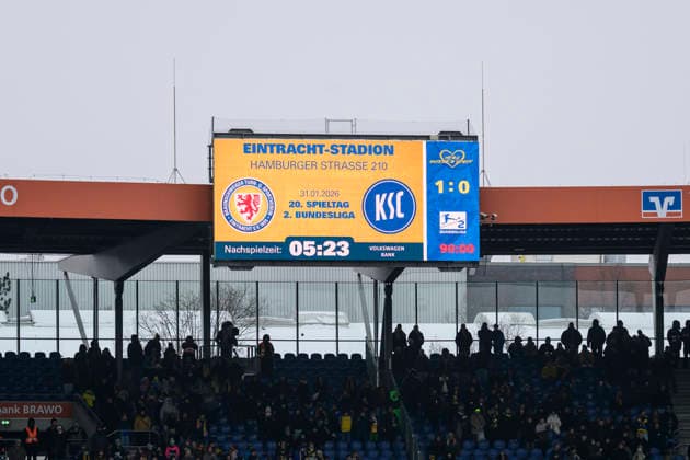 In the picture, from left: result after 90 plus 5, 1:0 at the led score board, GER, Braunschweig, Eintracht Braunschweig gegen Karlsruher SC, 2. Bundesliga, soccer, DFB, 2025 2026 season, Eintracht Stadion, match day, DFB DFL REGULATIONS PROHIBIT ANY USE OF PHOTOGRAPHS AS IMAGE SEQUENCES AND OR QUASI-VIDEO, 31.01.2026,