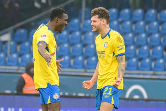 In the picture, from left: Patrick Nkoa (BTSV, 03), Kevin Ehlers (BTSV, 21), get lucky with the result, win, victory, GER, Braunschweig, Eintracht Braunschweig gegen Karlsruher SC, 2. Bundesliga, soccer, DFB, 2025 2026 season, Eintracht Stadion, match day, DFB DFL REGULATIONS PROHIBIT ANY USE OF PHOTOGRAPHS AS IMAGE SEQUENCES AND OR QUASI-VIDEO, 31.01.2026,