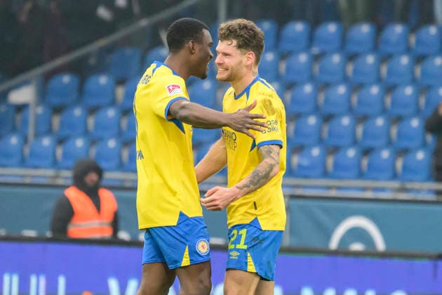 In the picture, from left: Patrick Nkoa (BTSV, 03), Kevin Ehlers (BTSV, 21), get lucky with the result, win, victory, GER, Braunschweig, Eintracht Braunschweig gegen Karlsruher SC, 2. Bundesliga, soccer, DFB, 2025 2026 season, Eintracht Stadion, match day, DFB DFL REGULATIONS PROHIBIT ANY USE OF PHOTOGRAPHS AS IMAGE SEQUENCES AND OR QUASI-VIDEO, 31.01.2026,