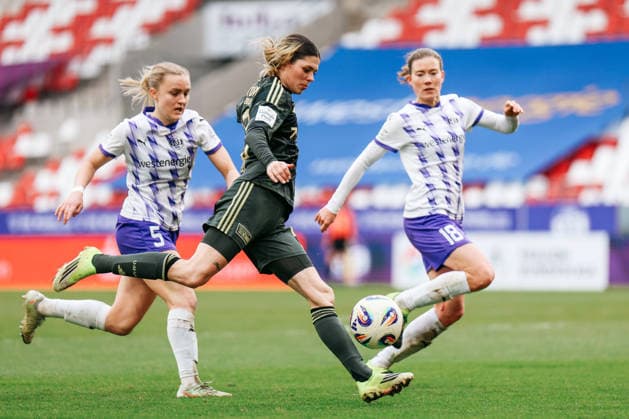 Google Pixel Frauen-Bundesliga: SGS Essen- 1.FC Union Berlin; 31.01.2026 Paula Flach (SGS Essen, 5) im Zweikampf mit Eileen Campbell (1.FC Union Berlin, 10) Google Pixel Frauen-Bundesliga: SGS Essen- 1.FC Union Berlin: Essen, Stadion an der Hafenstraße ;31.01.2025 DFB REGULATIONS PROHIBIT ANY USE OF PHOTOGRAPHS AS IMAGE SEQUENCES AND OR QUASI-VIDEO. Copyright: xBEAUTIFULxSPORTS Freisenx