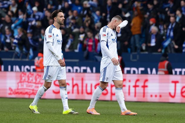 Bochum, Germany, 31.01.26, Kenan Karaman (FC Schalke 04) und Edin Dzeko (FC Schalke 04) guckt enttaeuscht, während des Spiels der 2. Bundesliga zwischen VfL 1848 Bochum - FC Schalke 04 im Vonovia Ruhrstadion in Bochum. (Photo by Joachim Bywaletz) DFB DFL REGULATIONS PROHIBIT ANY USE OF PHOTOGRAPHS AS IMAGE SEQUENCES AND OR QUASI-VIDEO.