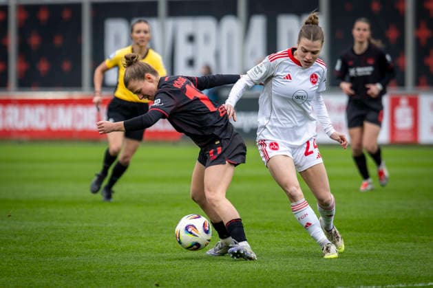 Frauen Fußball-Bundesliga; Bayer 04 Leverkusen - 1. FC Nürnberg, 31.01.2026 Kristin Kögel (Bayer 04 Leverkusen, 11), Nastassja Lein (1. FC Nürnberg, 24) ; Bayer 04 Leverkusen - 1. FC Nürnberg an Spieltag 16 der Google Pixel Frauen-Bundesliga am 31.01.2026 im Ulrich-Haberland-Stadion in Leverkusen (Nordrhein-Westfalen). DFL REGULATIONS PROHIBIT ANY USE OF PHOTOGRAPHS AS IMAGE SEQUENCES AND OR QUASI-VIDEO. Copyright: xBEAUTIFULxSPORTS AxelxKohringx