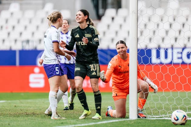 Google Pixel Frauen-Bundesliga: SGS Essen- 1.FC Union Berlin; 31.01.2026 Eileen Campbell (1.FC Union Berlin, 10) reagiert Kim Sindermann (SGS Essen, 1) jubelt Google Pixel Frauen-Bundesliga: SGS Essen- 1.FC Union Berlin: Essen, Stadion an der Hafenstraße ;31.01.2025 DFB REGULATIONS PROHIBIT ANY USE OF PHOTOGRAPHS AS IMAGE SEQUENCES AND OR QUASI-VIDEO. Copyright: xBEAUTIFULxSPORTS Freisenx