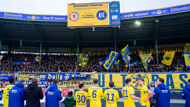 In the picture, from left: The Braunschweig team celebrates its victory with the fans in the stands. GER, Braunschweig, Eintracht Braunschweig gegen Karlsruher SC, 2. Bundesliga, soccer, DFB, 2025 2026 season, Eintracht Stadion, match day, DFB DFL REGULATIONS PROHIBIT ANY USE OF PHOTOGRAPHS AS IMAGE SEQUENCES AND OR QUASI-VIDEO, 31.01.2026,