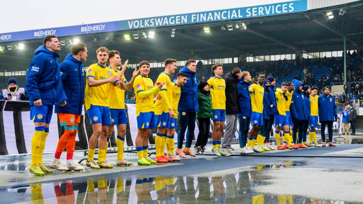 In the picture, from left: The Braunschweig team celebrates its victory with the fans in the stands. GER, Braunschweig, Eintracht Braunschweig gegen Karlsruher SC, 2. Bundesliga, soccer, DFB, 2025 2026 season, Eintracht Stadion, match day, DFB DFL REGULATIONS PROHIBIT ANY USE OF PHOTOGRAPHS AS IMAGE SEQUENCES AND OR QUASI-VIDEO, 31.01.2026,