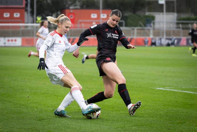 Frauen Fußball-Bundesliga; Bayer 04 Leverkusen - 1. FC Nürnberg, 31.01.2026 Luisa Guttenberger (1. FC Nürnberg, 4), Julia Mickenhagen (Bayer 04 Leverkusen, 18) im Zweikampf; Bayer 04 Leverkusen - 1. FC Nürnberg an Spieltag 16 der Google Pixel Frauen-Bundesliga am 31.01.2026 im Ulrich-Haberland-Stadion in Leverkusen (Nordrhein-Westfalen). DFL REGULATIONS PROHIBIT ANY USE OF PHOTOGRAPHS AS IMAGE SEQUENCES AND OR QUASI-VIDEO. Copyright: xBEAUTIFULxSPORTS AxelxKohringx