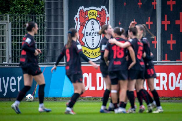 Frauen Fußball-Bundesliga; Bayer 04 Leverkusen - 1. FC Nürnberg, 31.01.2026 Jubel vor dem Bayer-Logo; Bayer 04 Leverkusen - 1. FC Nürnberg an Spieltag 16 der Google Pixel Frauen-Bundesliga am 31.01.2026 im Ulrich-Haberland-Stadion in Leverkusen (Nordrhein-Westfalen). DFL REGULATIONS PROHIBIT ANY USE OF PHOTOGRAPHS AS IMAGE SEQUENCES AND OR QUASI-VIDEO. Copyright: xBEAUTIFULxSPORTS AxelxKohringx