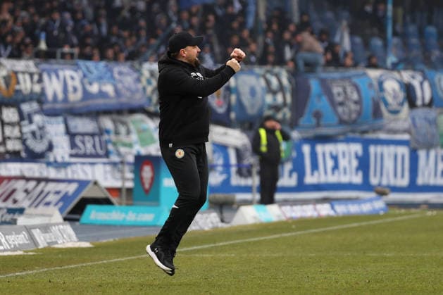 Braunschweig vs. Karlsruhe, 2. BL Braunschweig, 31.01.2026, Fußball, Herren, 2. BL, Saison 2025 2026, Eintracht Braunschweig vs. Karlsruher SC: Schlussjubel Cheftrainer Heiner Backhaus (Eintracht Braunschweig) (DFL DFB REGULATIONS PROHIBIT ANY USE OF PHOTOGRAPHS as IMAGE SEQUENCES and or QUASI-VIDEO) Stadion an der Hamburger Straße Niedersachsen Deutschland