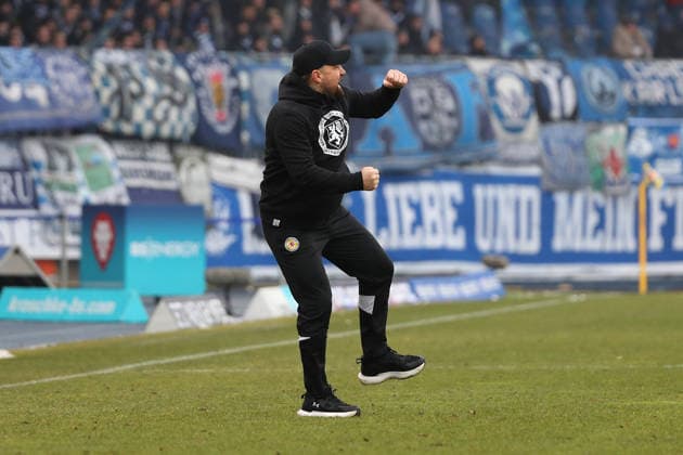 Braunschweig vs. Karlsruhe, 2. BL Braunschweig, 31.01.2026, Fußball, Herren, 2. BL, Saison 2025 2026, Eintracht Braunschweig vs. Karlsruher SC: Schlussjubel Cheftrainer Heiner Backhaus (Eintracht Braunschweig) (DFL DFB REGULATIONS PROHIBIT ANY USE OF PHOTOGRAPHS as IMAGE SEQUENCES and or QUASI-VIDEO) Stadion an der Hamburger Straße Niedersachsen Deutschland