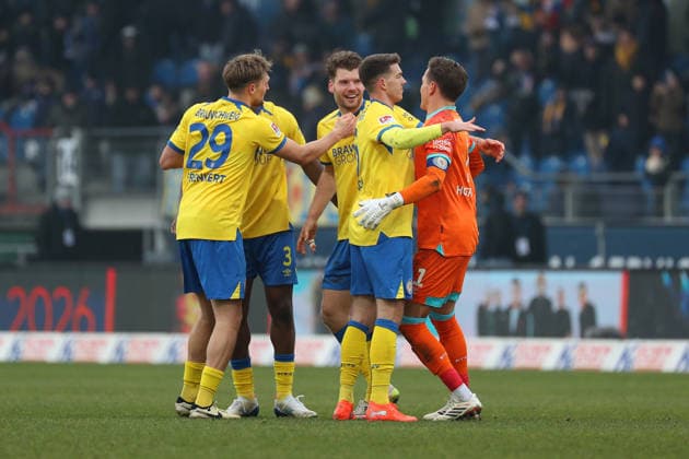 Braunschweig vs. Karlsruhe, 2. BL Braunschweig, 31.01.2026, Fußball, Herren, 2. BL, Saison 2025 2026, Eintracht Braunschweig vs. Karlsruher SC: Schlussjubel (DFL DFB REGULATIONS PROHIBIT ANY USE OF PHOTOGRAPHS as IMAGE SEQUENCES and or QUASI-VIDEO) Stadion an der Hamburger Straße Niedersachsen Deutschland