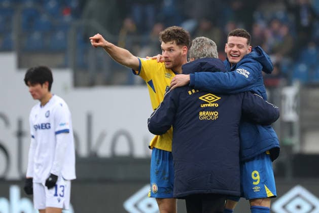 Braunschweig vs. Karlsruhe, 2. BL Braunschweig, 31.01.2026, Fußball, Herren, 2. BL, Saison 2025 2026, Eintracht Braunschweig vs. Karlsruher SC: Schlussjubel, Kevin Ehlers (Eintracht Braunschweig), Erencan Yardimici (Eintracht Braunschweig) (DFL DFB REGULATIONS PROHIBIT ANY USE OF PHOTOGRAPHS as IMAGE SEQUENCES and or QUASI-VIDEO) Stadion an der Hamburger Straße Niedersachsen Deutschland
