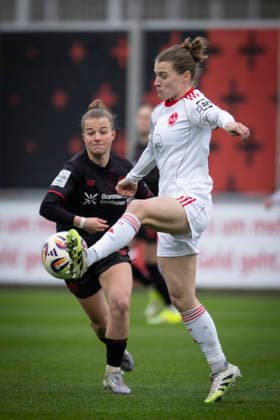 Frauen Fußball-Bundesliga; Bayer 04 Leverkusen - 1. FC Nürnberg, 31.01.2026 Nastassja Lein (1. FC Nürnberg, 24), Kristin Kögel (Bayer 04 Leverkusen, 11) beim Zweikamopf; Bayer 04 Leverkusen - 1. FC Nürnberg an Spieltag 16 der Google Pixel Frauen-Bundesliga am 31.01.2026 im Ulrich-Haberland-Stadion in Leverkusen (Nordrhein-Westfalen). DFL REGULATIONS PROHIBIT ANY USE OF PHOTOGRAPHS AS IMAGE SEQUENCES AND OR QUASI-VIDEO. Copyright: xBEAUTIFULxSPORTS AxelxKohringx