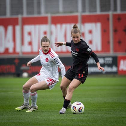 Frauen Fußball-Bundesliga; Bayer 04 Leverkusen - 1. FC Nürnberg, 31.01.2026 Kristin Kögel (Bayer 04 Leverkusen, 11), Nastassja Lein (1. FC Nürnberg, 24) im Zweikampf; Bayer 04 Leverkusen - 1. FC Nürnberg an Spieltag 16 der Google Pixel Frauen-Bundesliga am 31.01.2026 im Ulrich-Haberland-Stadion in Leverkusen (Nordrhein-Westfalen). DFL REGULATIONS PROHIBIT ANY USE OF PHOTOGRAPHS AS IMAGE SEQUENCES AND OR QUASI-VIDEO. Copyright: xBEAUTIFULxSPORTS AxelxKohringx
