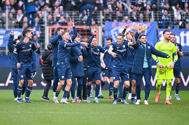 31.01.2026, Fussball, 2. Bundesliga, Saison 2025 2026, 20. Spieltag, VfL Bochum - FC Schalke 04, Die Spieler des VfL Bochum feiern mit den Fans den Heimsieg. xRHR-FOTO YYx